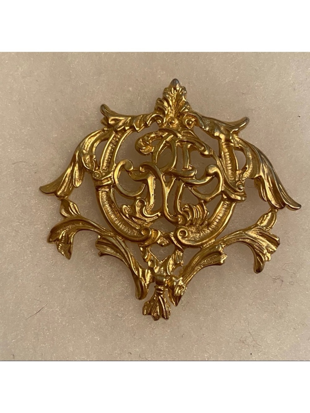 VINTAGE BROOCH PIN GOLD TONE CREST JEWELRY CLASSIC